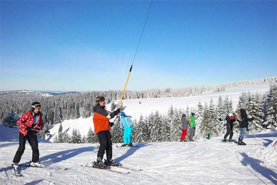 Ski und Snowboard fahren im Winter